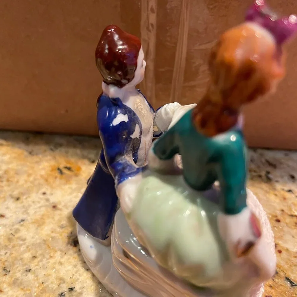 Antique colonial man and women porcelain figurines - Picture 5 of 7